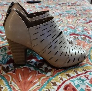 Clarks Bootie Sandal Light Tan sz 6